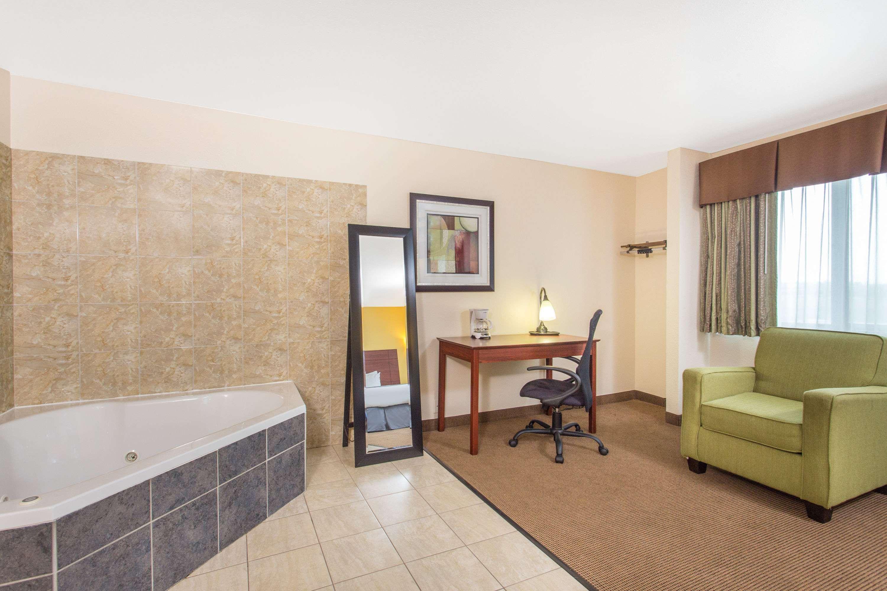 Baymont By Wyndham Dubuque Hotel Eksteriør billede